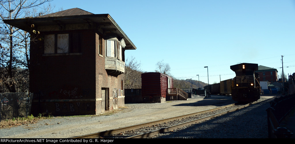 NS yard job E19 with interchange cars for CSX approaches N&W's derelict X Tower